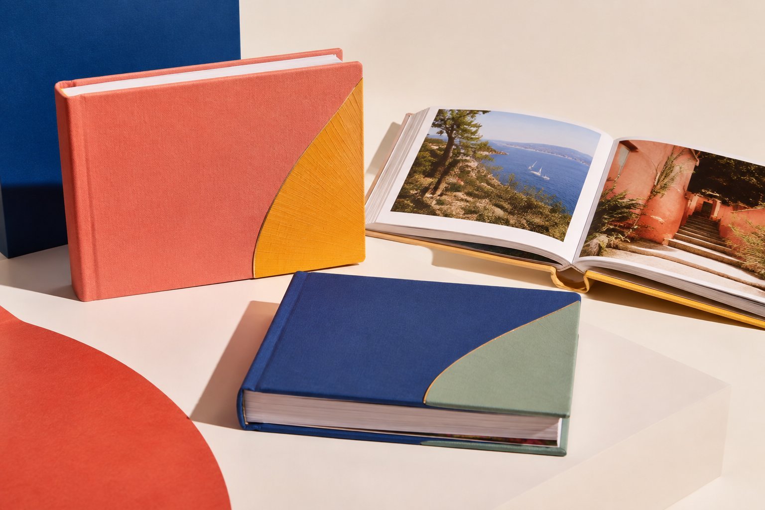 Álbuns de fotos impressos com capas coloridas em um estúdio